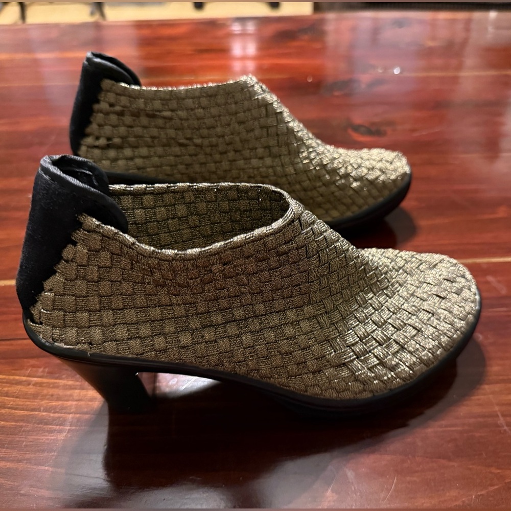 Elegant Woven Heeled Shoes - Black and Gold
